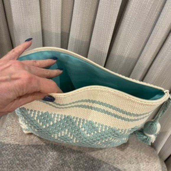 2-PACK SET HANDWOVEN AQUA AND CREAM MAKE UP ACCESSORY BAGS 100% COTTON EXTERIOR - Picture 2 of 10